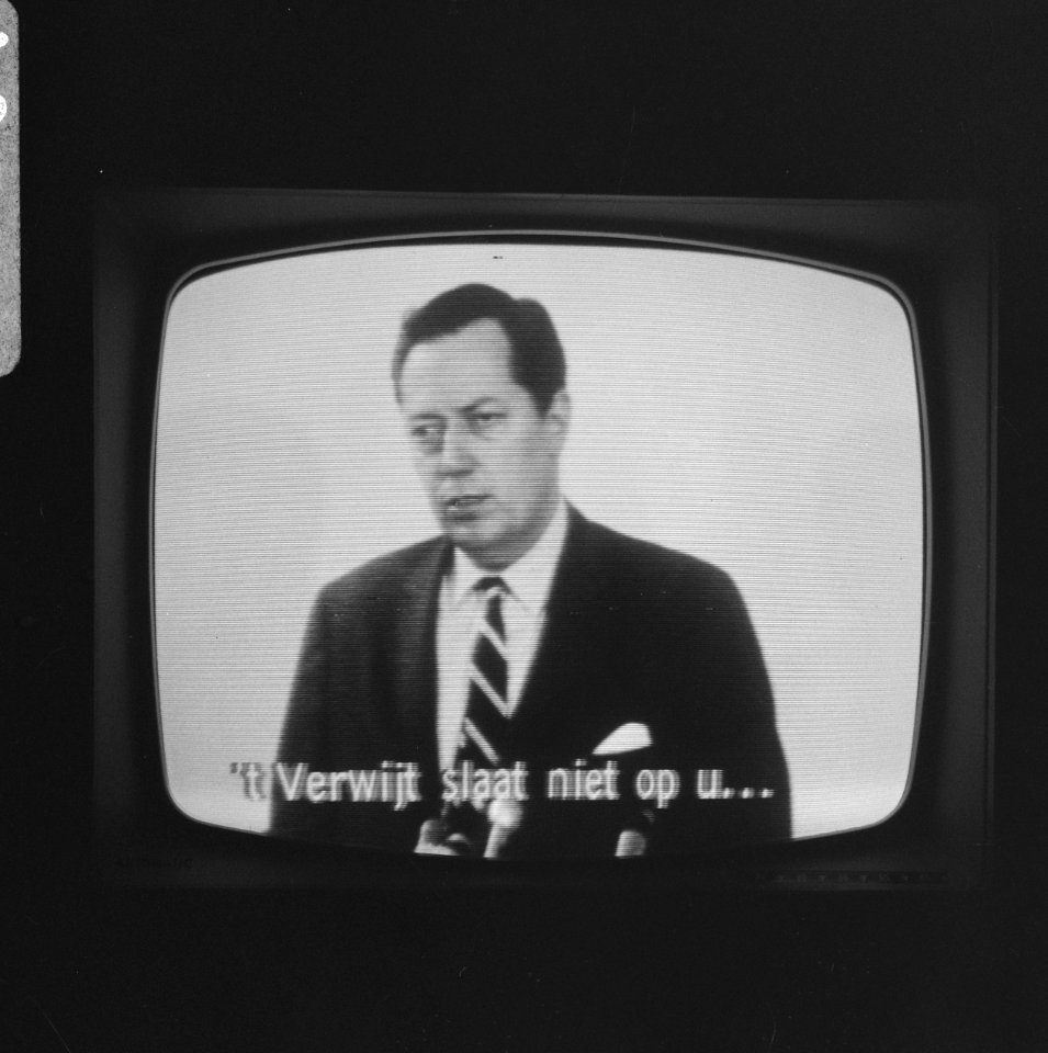Lee Harvey Oswald deelt pro-Cuba-pamfletten uit in New-Orleans TV, Garisson Offi, Bestanddeelnr 920-1064