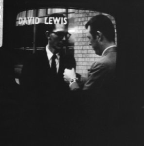 Lee Harvey Oswald deelt pro-Cuba-pamfletten uit in New-Orleans TV, David Lewis, Bestanddeelnr 920-1061