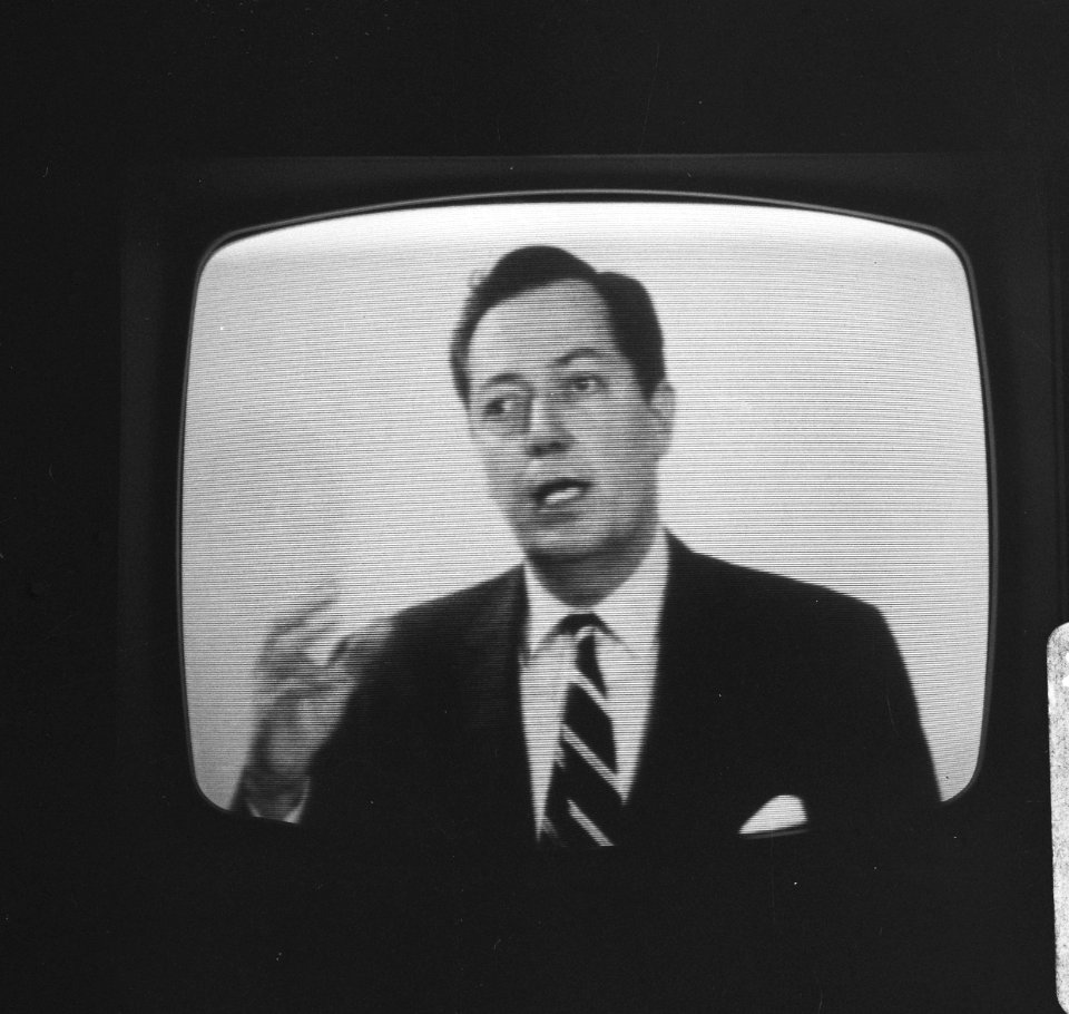 Lee Harvey Oswald deelt pro-Cuba-pamfletten uit in New-Orleans TV, Garisson Offi, Bestanddeelnr 920-1063