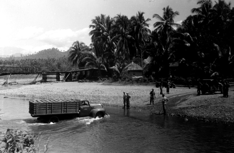 Legertruck steekt een rivier op een doorwaadbare plaats over. Op de achtergrond, Bestanddeelnr 2898