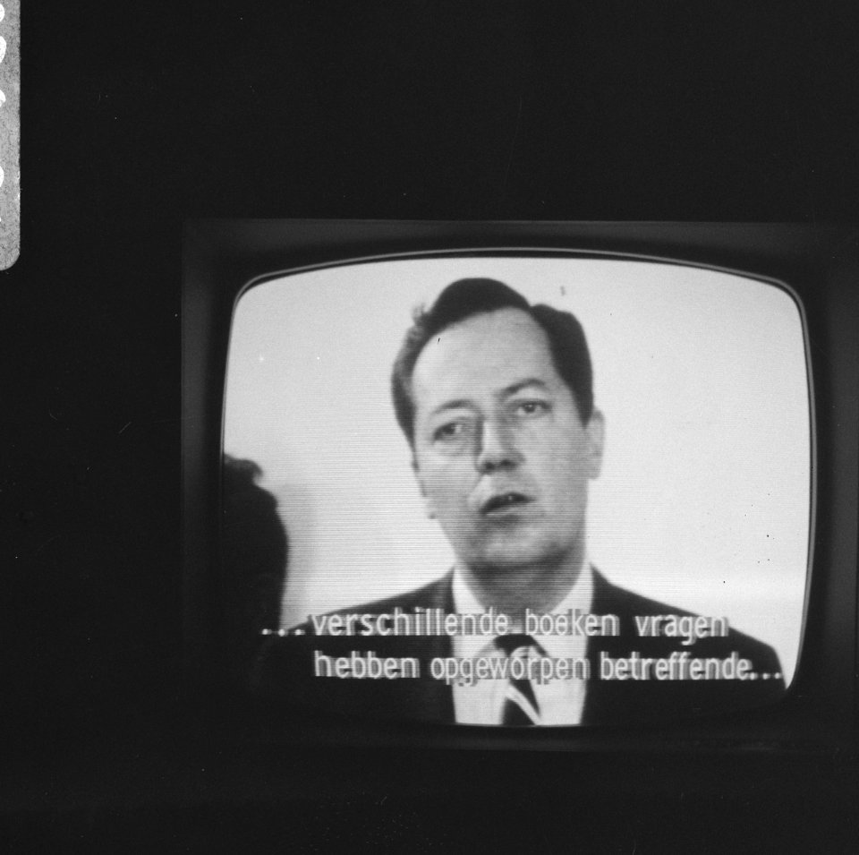 Lee Harvey Oswald deelt pro-Cuba-pamfletten uit in New-Orleans TV, Garisson Offi, Bestanddeelnr 920-1065