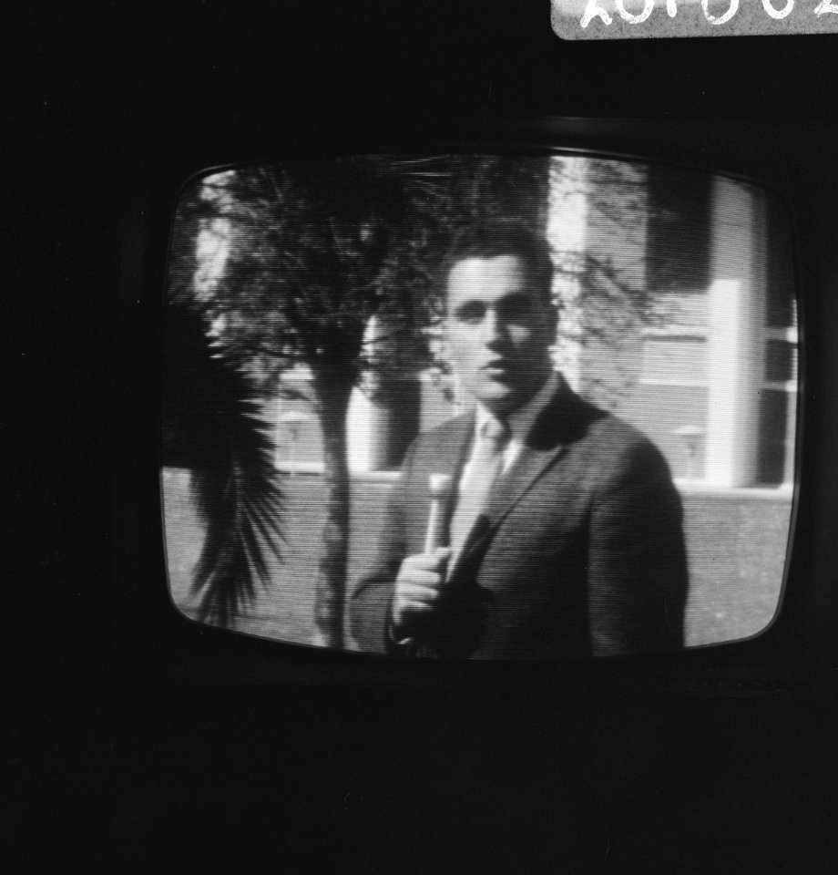 Lee Harvey Oswald deelt pro-Cuba-pamfletten uit in New-Orleans TV, Bestanddeelnr 920-1062