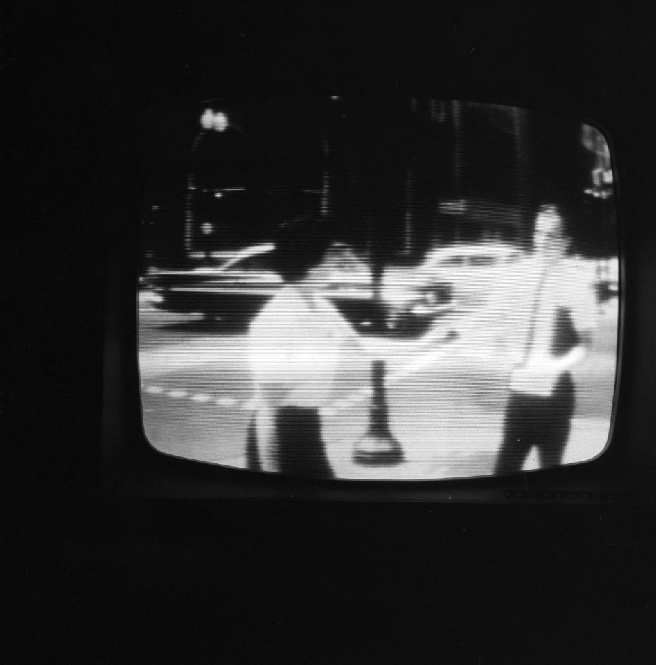 Lee Harvey Oswald deelt pro-Cuba-pamfletten uit in New-Orleans TV, Bestanddeelnr 920-1059
