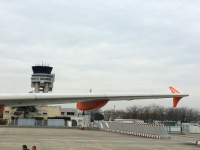 Left aileron Airbus A319-111 G-EZAG