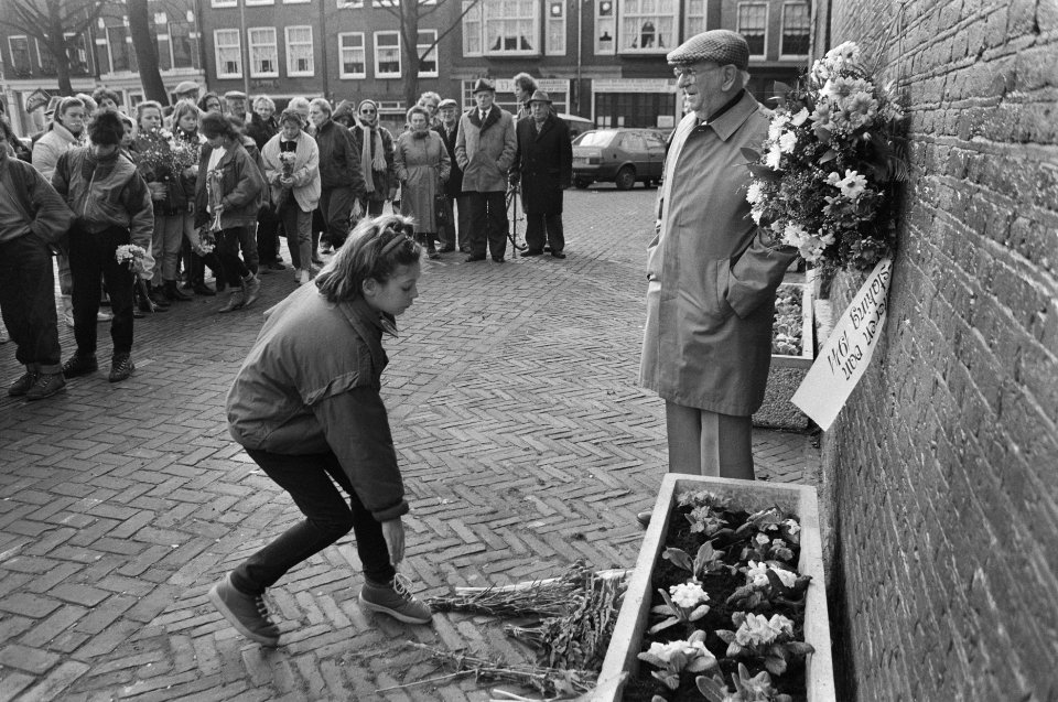 Leerlingen Palmschool herdenken uitroepen Februaristaking op Noordermarkt, Amste, Bestanddeelnr 933-9030