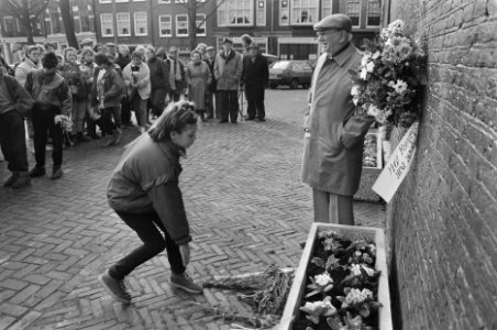 Leerlingen Palmschool herdenken uitroepen Februaristaking op Noordermarkt, Amste, Bestanddeelnr 933-9030 photo