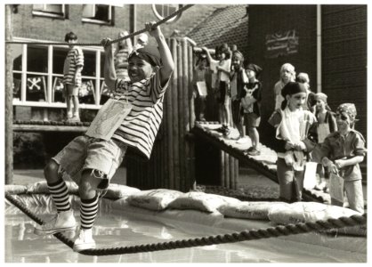 Leerlingen van Basisschool De Zonnewijzer aan de Planetenlaan. NL-HlmNHA 54035095