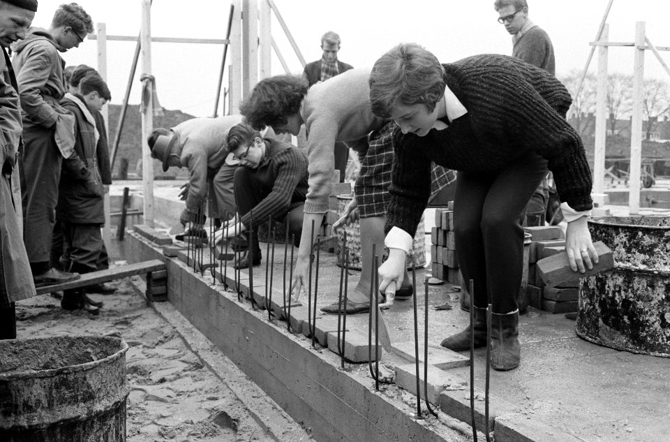 Leerlingen metselen eerste stenen Jeugdgebouw Noord aan Meeuwenlaan, leerlingen , Bestanddeelnr 914-6363