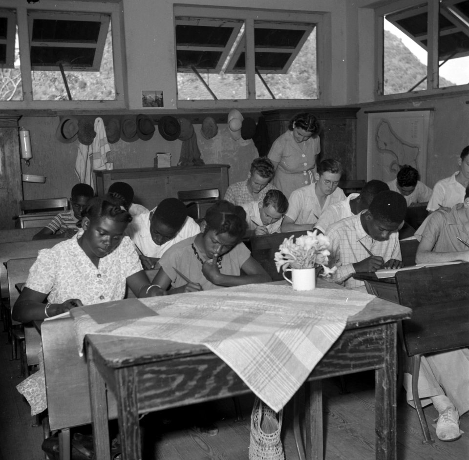 Leerlingen op een middelbare school in The Bottom op Saba, Bestanddeelnr 252-8223
