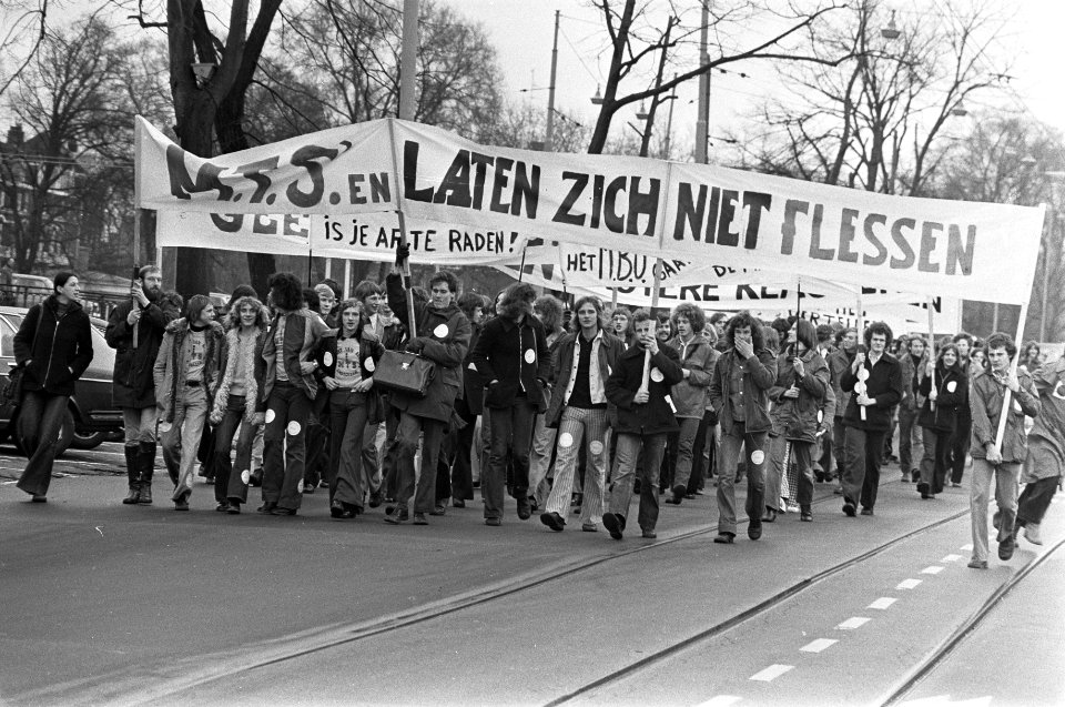 Leerlingen MTO demonstreren in Amsterdam tegen bezuinigingen, Bestanddeelnr 928-3047