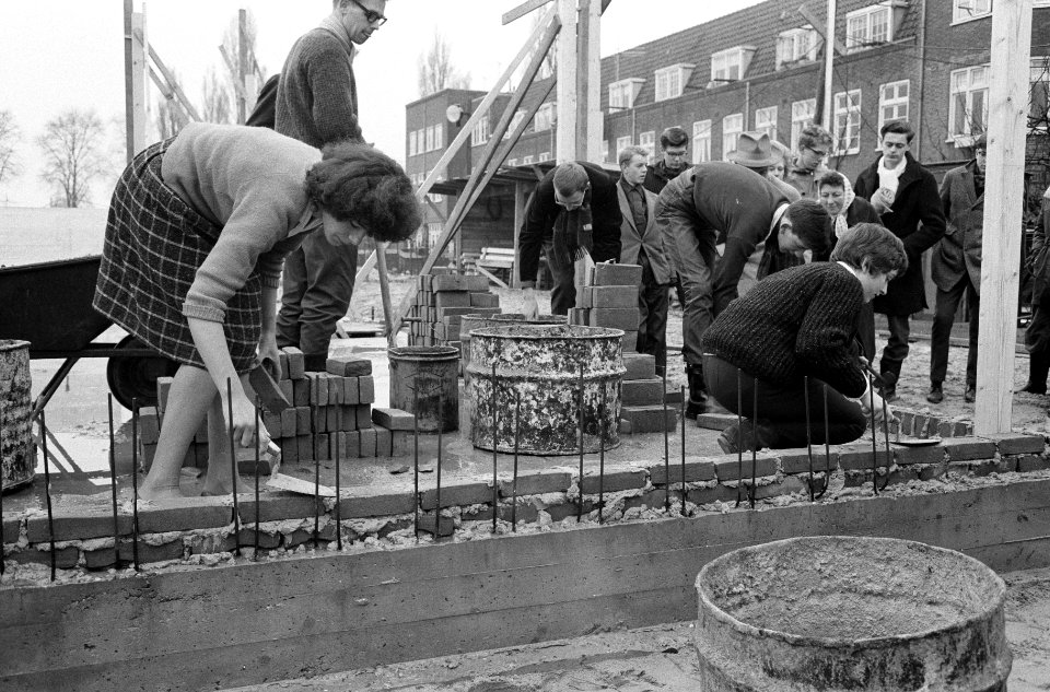 Leerlingen metselen eerste stenen Jeugdgebouw Noord aan Meeuwenlaan, Bestanddeelnr 914-6365
