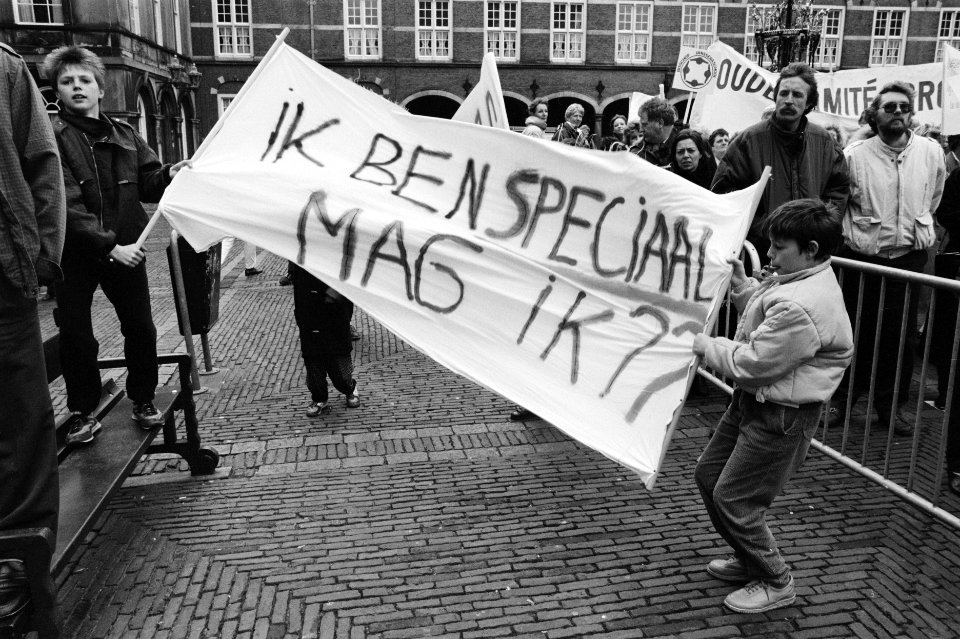 Leerlingen met spandoek, Bestanddeelnr 934-4204