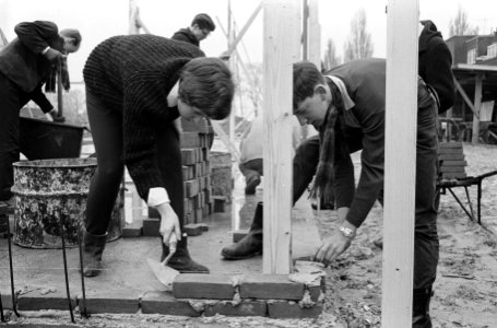 Leerlingen metselen eerste stenen Jeugdgebouw Noord aan Meeuwenlaan, Bestanddeelnr 914-6361