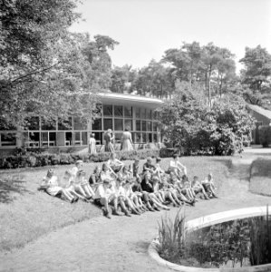 Leerlingen pauzeren in de tuin, Bestanddeelnr 255-7370