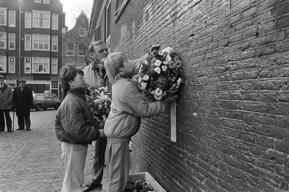 Leerlingen Palmschool herdenken uitroepen Februaristaking op Noordermarkt, Amste, Bestanddeelnr 933-9031