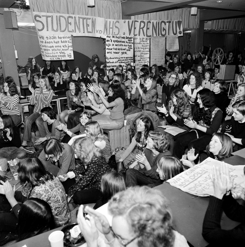 Leerlingen Noordhollandse scholengemeenschap in Amsterdam in staking, Bestanddeelnr 927-1502