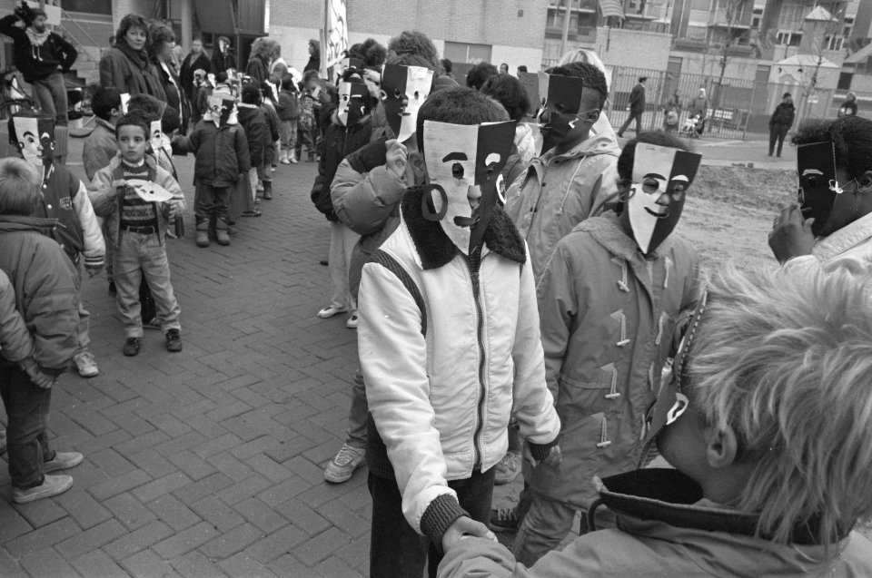 Leerlingen Maarten Luther Kingschool in Amsterdam voeren actie tegen dreigende u, Bestanddeelnr 934-3721