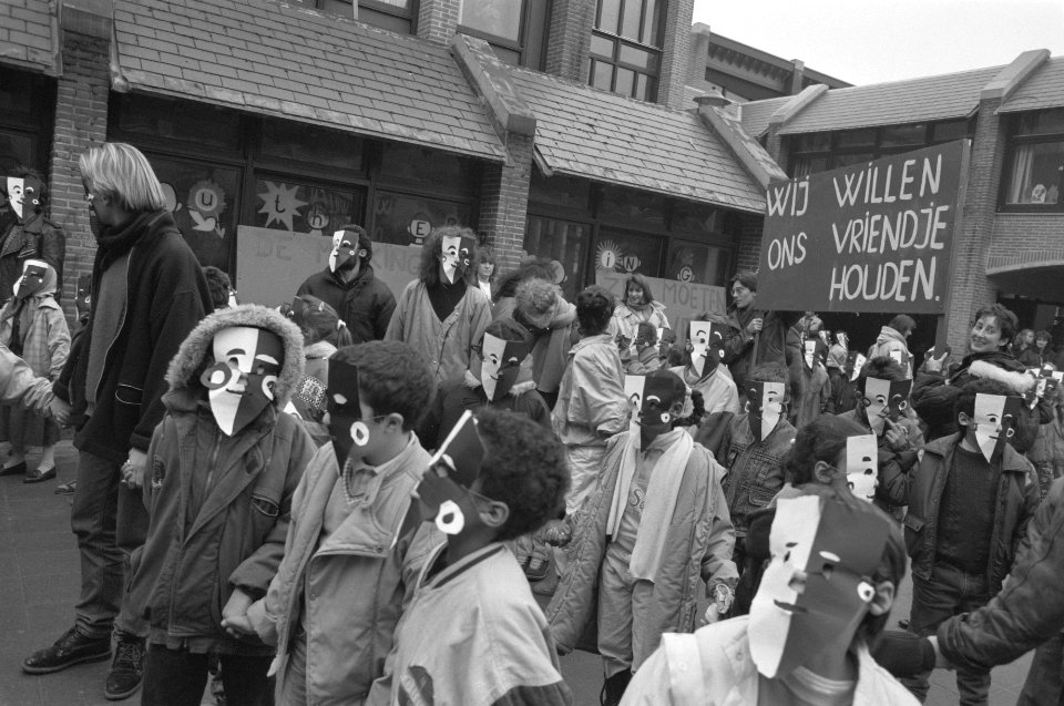 Leerlingen Maarten Luther Kingschool in Amsterdam voeren actie tegen dreigende u, Bestanddeelnr 934-3722