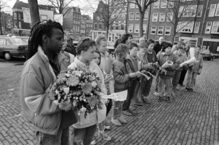 Leerlingen Palmschool in Amsterdam herdenken Februaristaking bij plaquette op No, Bestanddeelnr 934-1959 photo