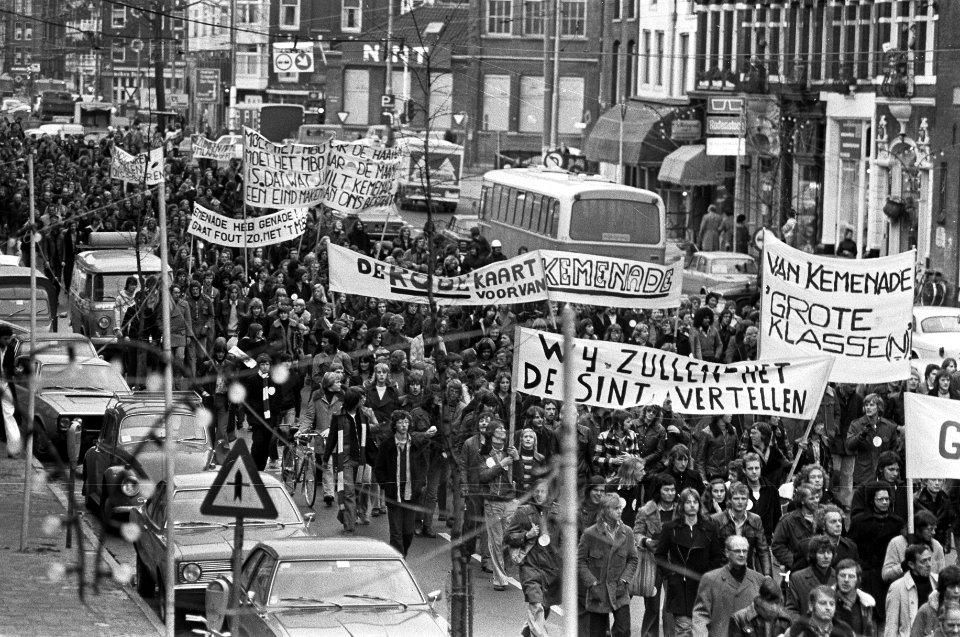 Leerlingen MTO demonstreren in Amsterdam tegen bezuinigingen, Bestanddeelnr 928-3049