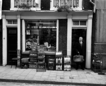 Leen Jongewaard terwijl hij de winkel verlaat, Bestanddeelnr 918-3284