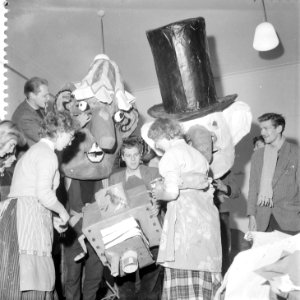 Leerlingen van de Amsterdamse Kunstnijverheidsschool maken praalwagens voor de I, Bestanddeelnr 909-1145
