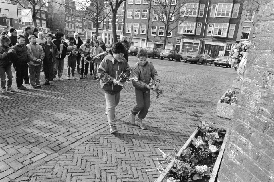 Leerlingen Palmschool in Amsterdam herdenken Februaristaking bij plaquette op No, Bestanddeelnr 934-1958