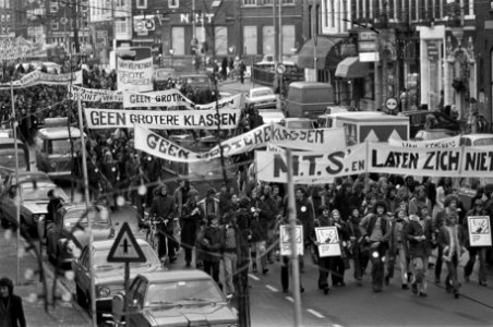 Leerlingen MTO demonstreren in Amsterdam tegen bezuinigingen, Bestanddeelnr 928-3048