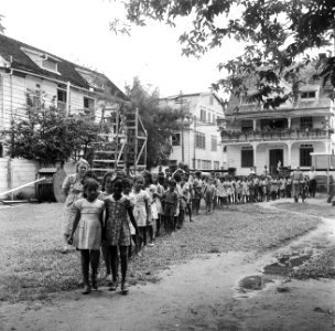 Leerlingen in de rij voor de Hendrik MULO-school in Paramaribo, Bestanddeelnr 252-6207