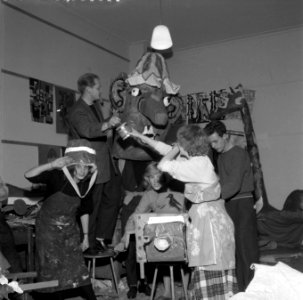 Leerlingen van de Amsterdamse Kunstnijverheidsschool maken praalwagens voor de I, Bestanddeelnr 909-1138