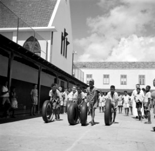 Leerlingen van de school van het klooster Scherpenheuvel op Curaçao op het schoo, Bestanddeelnr 252-8578