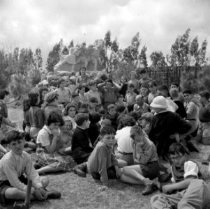 Leerlingen en een leerkracht van het kinderdorp Oniem tijdens een les aan de voe, Bestanddeelnr 255-0523