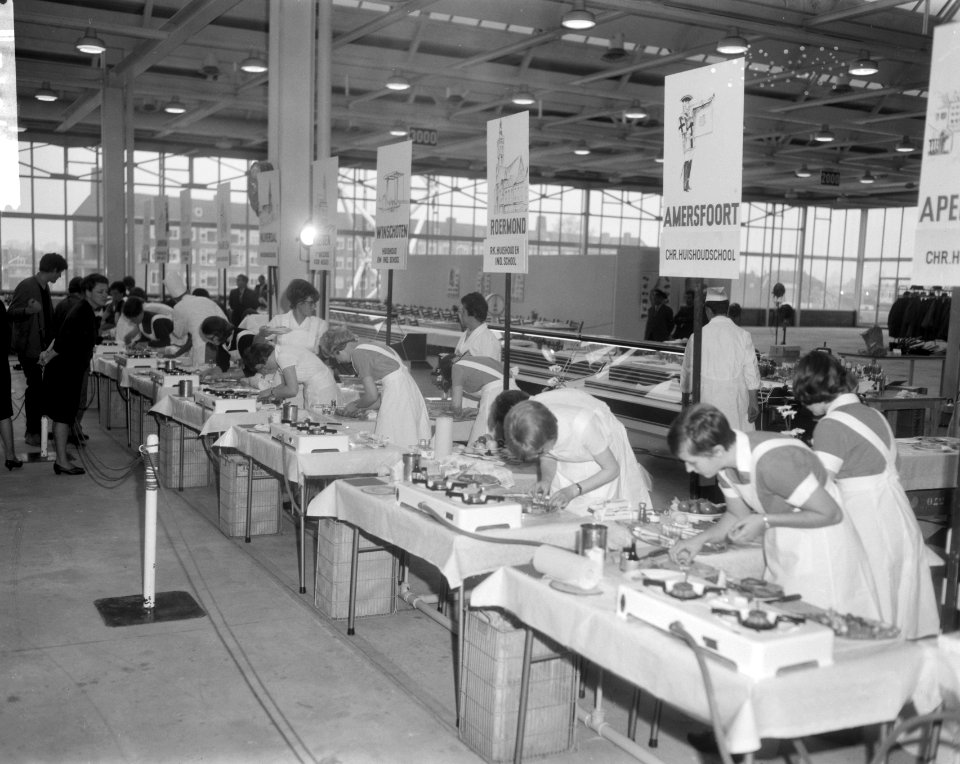 Leerlingen en leraren van verschillende huishoudscholen bezig met het bereiden v, Bestanddeelnr 918-4642