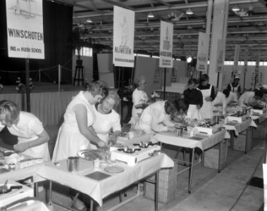 Leerlingen en leraren van verschillende huishoudscholen bezig met het opmaken va, Bestanddeelnr 918-4636