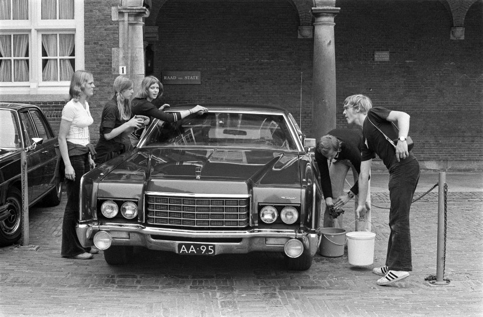 Leerlingen Haagse academie voor Lichamelijke Opvoeding wassen auto van Koninklij, Bestanddeelnr 926-6443