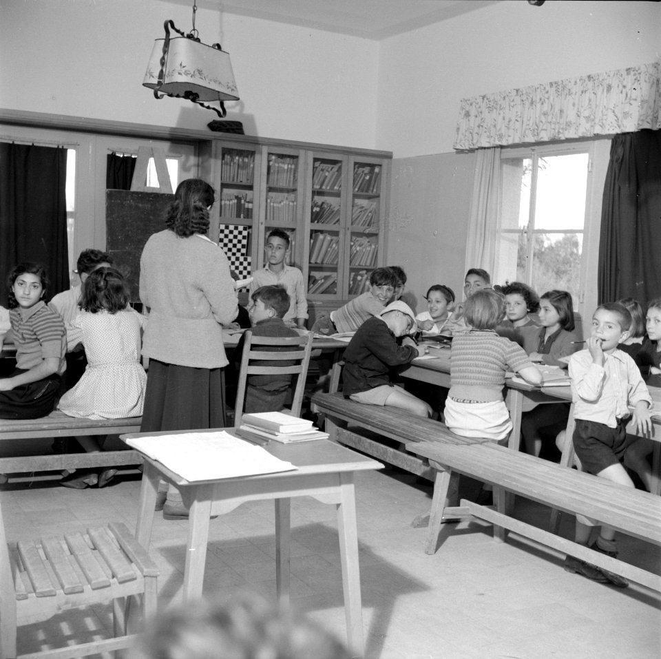Leerlingen en een leerkracht in een leslokaal van het kinderdorp Oniem, Bestanddeelnr 255-0517
