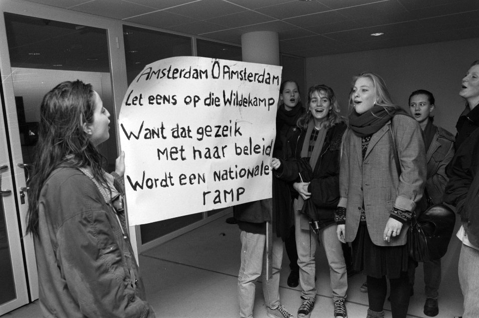 Leerlingen Barkusgymnasium protesteren tegen benoeming vrouwelijke rector bij st, Bestanddeelnr 934-3680