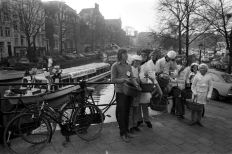 Leerlingbanketbakkers op rondvaartboot om oliebollen voor Anti-reumafonds te ver, Bestanddeelnr 926-1275