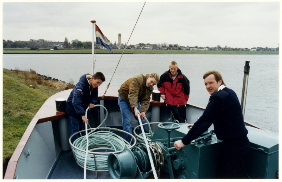 Leerlingen van de school voor Rijn- en binnenvaart op het opleidingsschip Prinses Irene. NL-HlmNHA 54050262