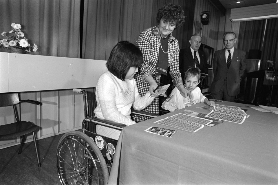 Leerlingen, kinderpostzegels, revalidatiecentra, politici, Bestanddeelnr 931-7957