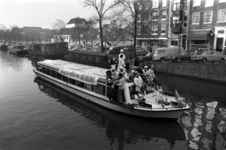 Leerlingbanketbakkers op rondvaartboot om oliebollen voor Anti-reumafonds te ver, Bestanddeelnr 926-1276