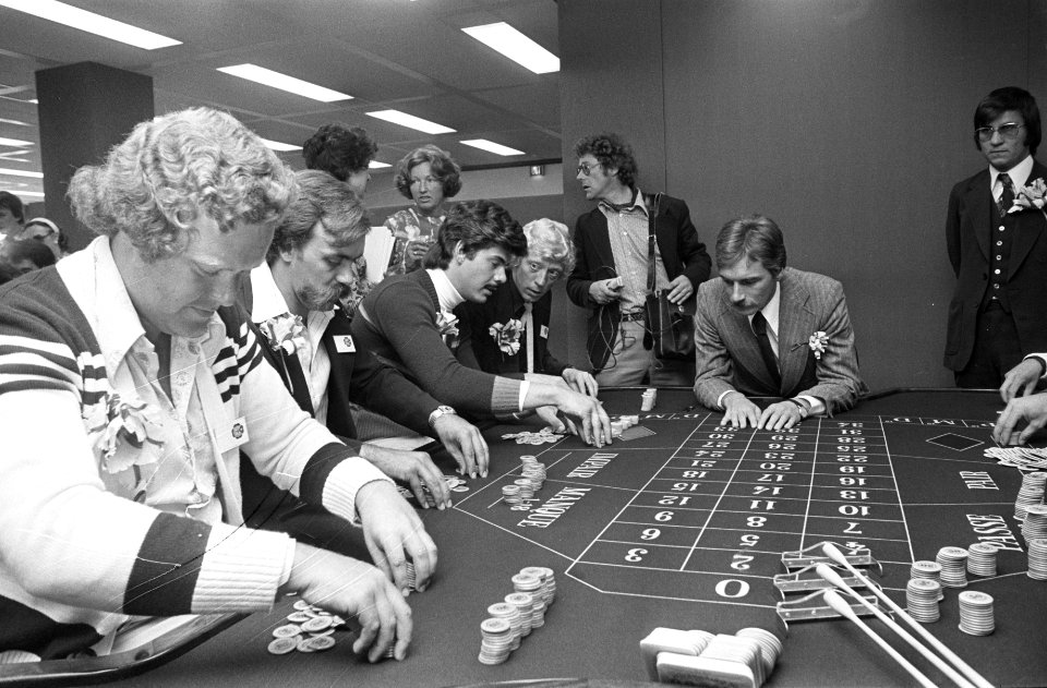 Leerling-croupiers in het landelijk opleidingscentrum van Nationale Stichting Ca, Bestanddeelnr 928-5819