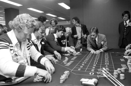 Leerling-croupiers in het landelijk opleidingscentrum van Nationale Stichting Ca, Bestanddeelnr 928-5819
