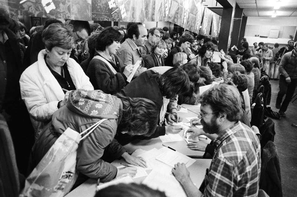 Leerkrachten van Scholengemeenschap CentrumOud-West tijdens het inschrijven als, Bestanddeelnr 932-4000