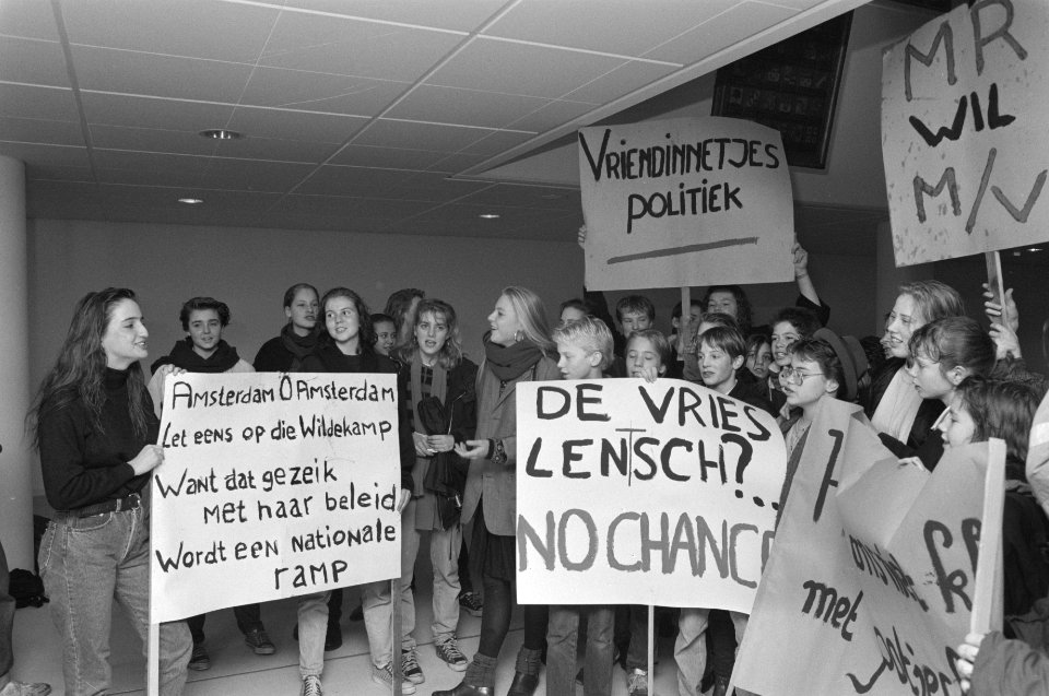 Leerlingen Barkusgymnasium protesteren tegen benoeming vrouwelijke rector bij st, Bestanddeelnr 934-3681