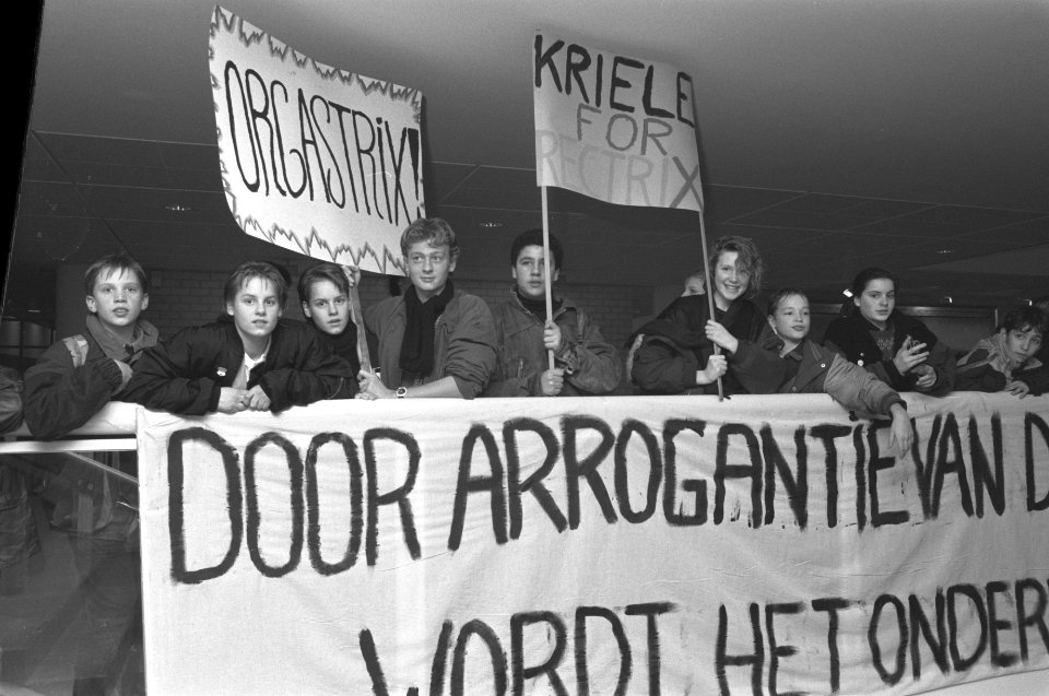 Leerlingen Barkusgymnasium protesteren tegen benoeming vrouwelijke rector bij st, Bestanddeelnr 934-3683