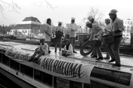 Leerlingbanketbakkers op rondvaartboot om oliebollen voor Anti-reumafonds te ver, Bestanddeelnr 926-1274