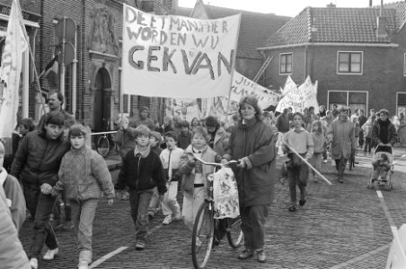 Leerlingen basisscholen Monnickendam demonstreren tegen wachtdagen bij vervangen, Bestanddeelnr 933-9473