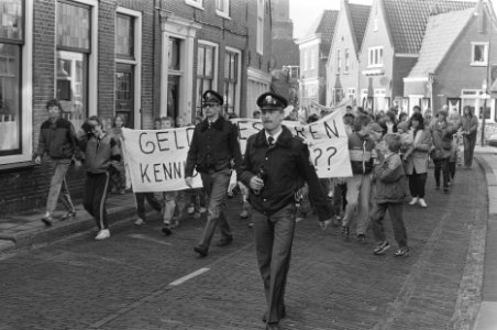 Leerlingen basisscholen Monnickendam demonstreren tegen wachtdagen bij vervangen, Bestanddeelnr 933-9474