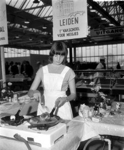 Leerlinge van de Leidse huishoudschool tijdens het bereiden van een vleesschote…, Bestanddeelnr 918-4637